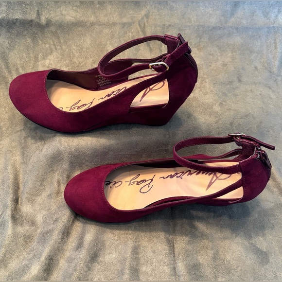 AMERICAN RAG Burgundy Faux Suede SZ 7.5 Ankle Strap Wedge w/ back Zip Closure - Picture 9 of 16